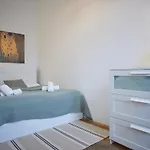 Hernalser Gürtel I by EasyB&B