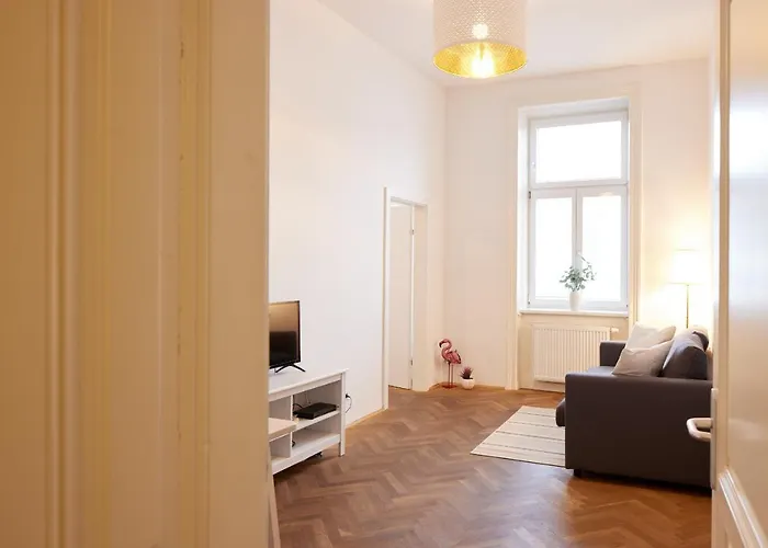 Hernalser Gürtel I by EasyB&B